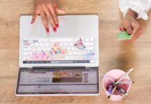 Quel budget mettre dans un nom de domaine ? femme carte en main achete site internet sur ordinateur portable