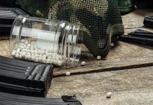 Combien coutent des équipements de airsoft et comment bien les choisir ? Gros plan pistolet airsoft et balles d'airsoft
